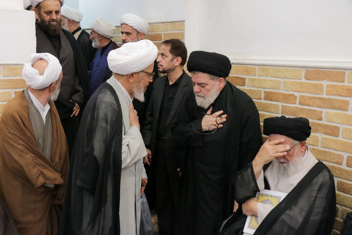 تصاویر/ حضور علما و شخصیت های حوزوی در دفتر مرحوم آیت‌الله العظمی شبیری زنجانی برای عرض تسلیت