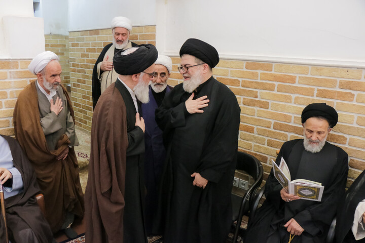 تصاویر/ حضور علما و شخصیت های حوزوی در دفتر مرحوم آیت‌الله العظمی شبیری زنجانی برای عرض تسلیت
