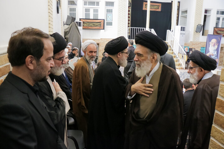 تصاویر/ حضور علما و شخصیت های حوزوی در دفتر مرحوم آیت‌الله العظمی شبیری زنجانی برای عرض تسلیت
