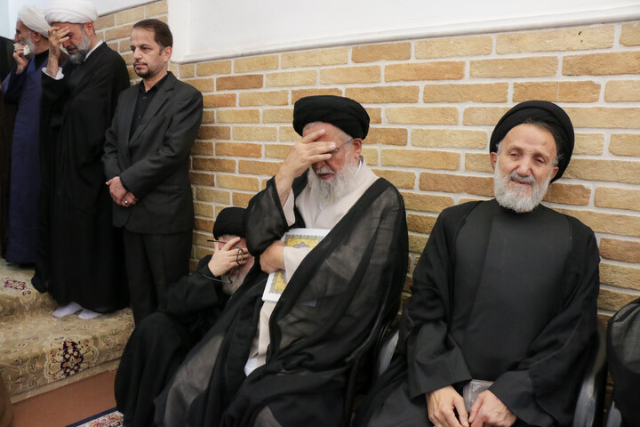 تصاویر/ حضور علما و شخصیت های حوزوی در دفتر مرحوم آیت‌الله العظمی شبیری زنجانی برای عرض تسلیت