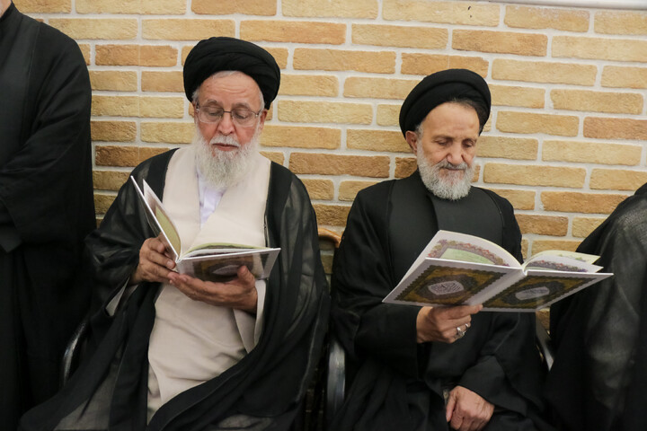 تصاویر/ حضور علما و شخصیت های حوزوی در دفتر مرحوم آیت‌الله العظمی شبیری زنجانی برای عرض تسلیت