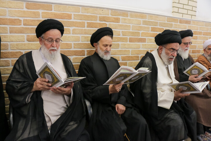 تصاویر/ حضور علما و شخصیت های حوزوی در دفتر مرحوم آیت‌الله العظمی شبیری زنجانی برای عرض تسلیت