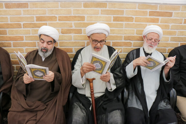 تصاویر/ حضور علما و شخصیت های حوزوی در دفتر مرحوم آیت‌الله العظمی شبیری زنجانی برای عرض تسلیت