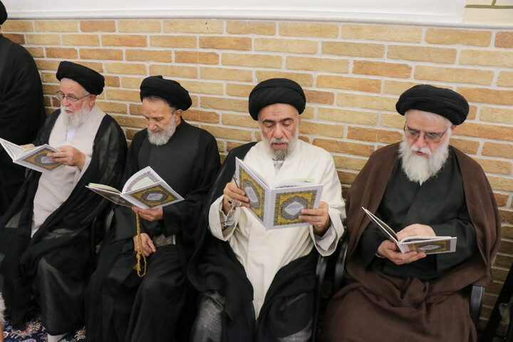 تصاویر/ حضور علما و شخصیت های حوزوی در دفتر مرحوم آیت‌الله العظمی شبیری زنجانی برای عرض تسلیت
