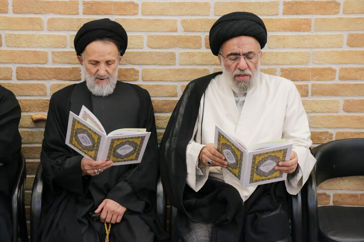 تصاویر/ حضور علما و شخصیت های حوزوی در دفتر مرحوم آیت‌الله العظمی شبیری زنجانی برای عرض تسلیت