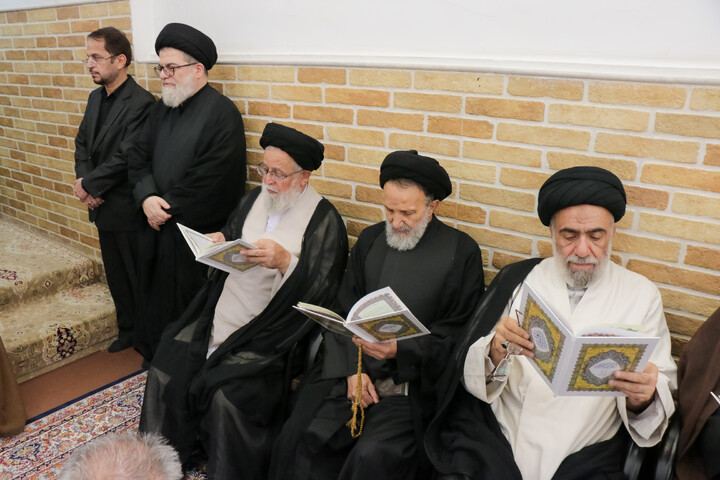 تصاویر/ حضور علما و شخصیت های حوزوی در دفتر مرحوم آیت‌الله العظمی شبیری زنجانی برای عرض تسلیت