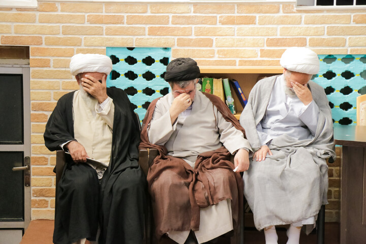 تصاویر/ حضور علما و شخصیت های حوزوی در دفتر مرحوم آیت‌الله العظمی شبیری زنجانی برای عرض تسلیت