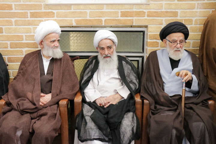 تصاویر/ حضور علما و شخصیت های حوزوی در دفتر مرحوم آیت‌الله العظمی شبیری زنجانی برای عرض تسلیت