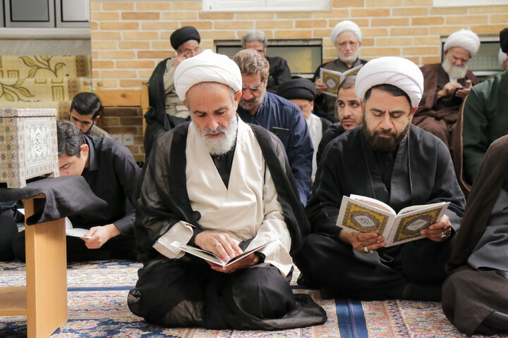 تصاویر/ حضور علما و شخصیت های حوزوی در دفتر مرحوم آیت‌الله العظمی شبیری زنجانی برای عرض تسلیت