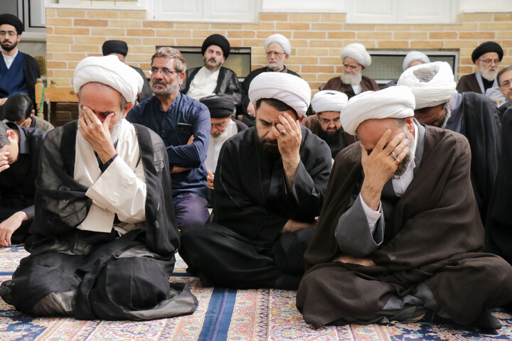تصاویر/ حضور علما و شخصیت های حوزوی در دفتر مرحوم آیت‌الله العظمی شبیری زنجانی برای عرض تسلیت