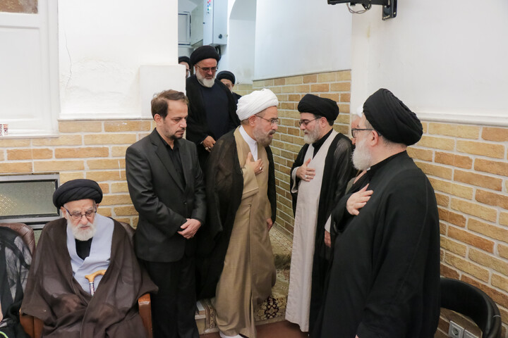 تصاویر/ حضور علما و شخصیت های حوزوی در دفتر مرحوم آیت‌الله العظمی شبیری زنجانی برای عرض تسلیت