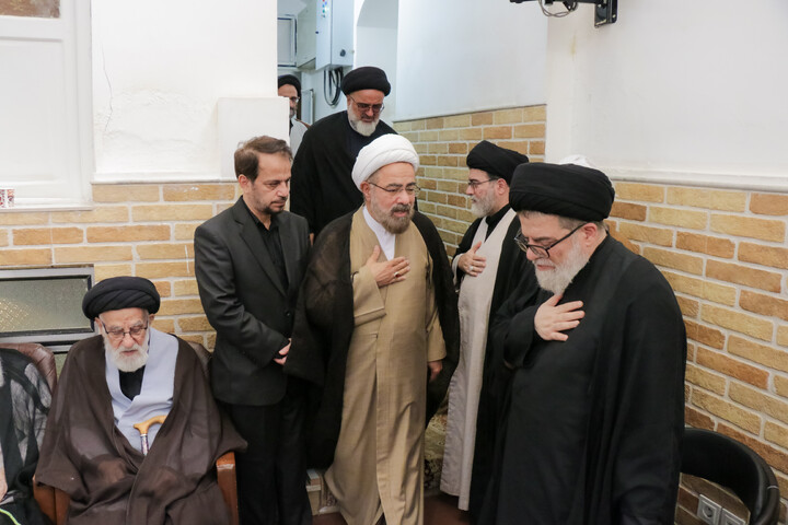 تصاویر/ حضور علما و شخصیت های حوزوی در دفتر مرحوم آیت‌الله العظمی شبیری زنجانی برای عرض تسلیت