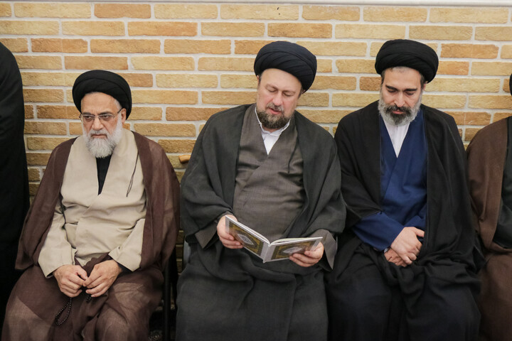 تصاویر/ حضور علما و شخصیت های حوزوی در دفتر مرحوم آیت‌الله العظمی شبیری زنجانی برای عرض تسلیت