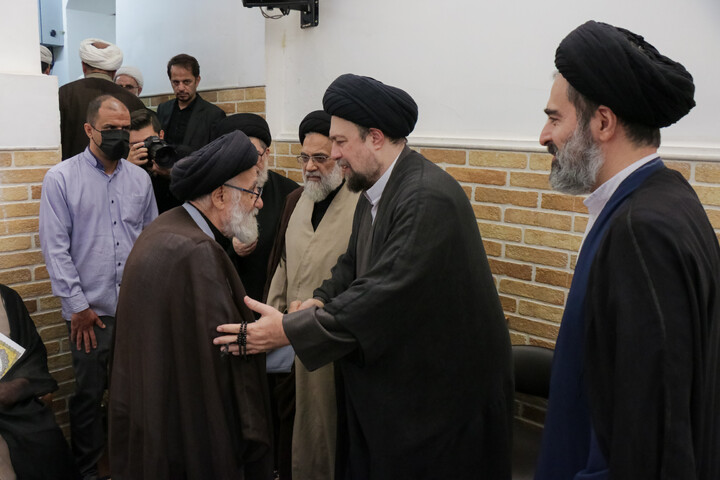 تصاویر/ حضور علما و شخصیت های حوزوی در دفتر مرحوم آیت‌الله العظمی شبیری زنجانی برای عرض تسلیت