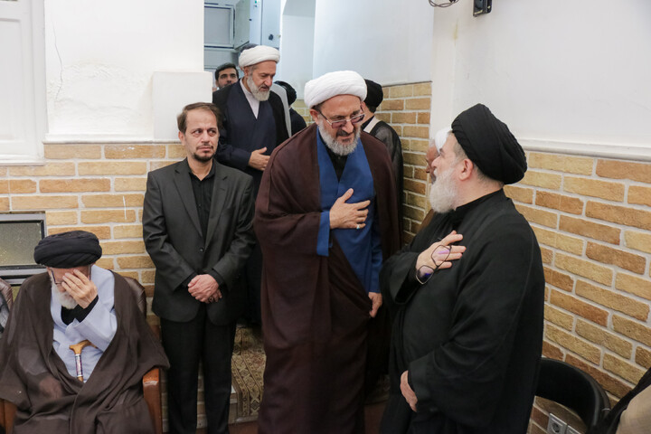 تصاویر/ حضور علما و شخصیت های حوزوی در دفتر مرحوم آیت‌الله العظمی شبیری زنجانی برای عرض تسلیت