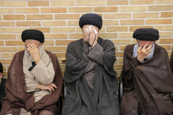 تصاویر/ حضور علما و شخصیت های حوزوی در دفتر مرحوم آیت‌الله العظمی شبیری زنجانی برای عرض تسلیت