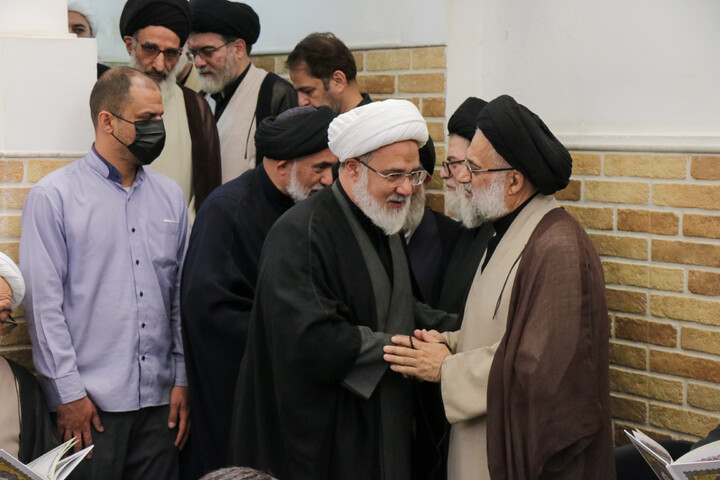 تصاویر/ حضور علما و شخصیت های حوزوی در دفتر مرحوم آیت‌الله العظمی شبیری زنجانی برای عرض تسلیت