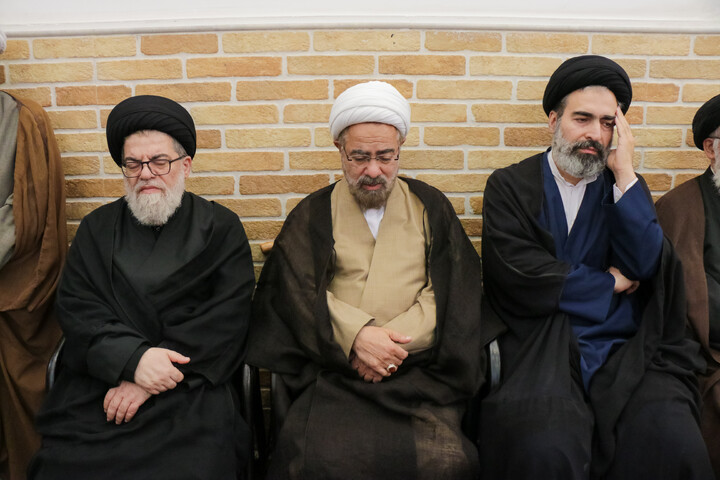 تصاویر/ حضور علما و شخصیت های حوزوی در دفتر مرحوم آیت‌الله العظمی شبیری زنجانی برای عرض تسلیت
