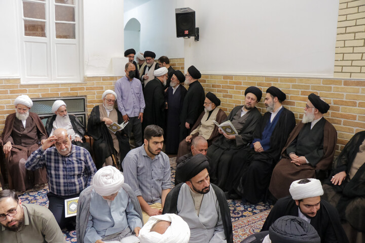 تصاویر/ حضور علما و شخصیت های حوزوی در دفتر مرحوم آیت‌الله العظمی شبیری زنجانی برای عرض تسلیت
