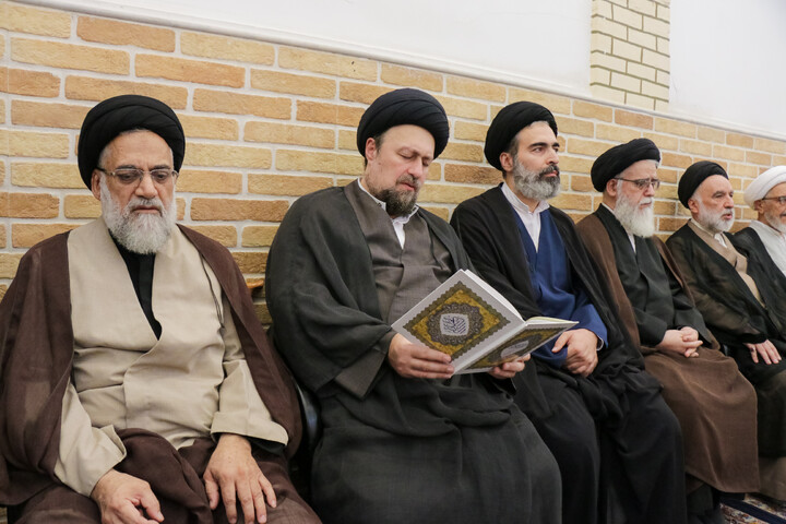 تصاویر/ حضور علما و شخصیت های حوزوی در دفتر مرحوم آیت‌الله العظمی شبیری زنجانی برای عرض تسلیت