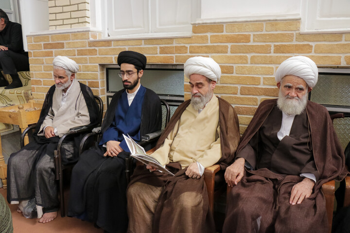 تصاویر/ حضور علما و شخصیت های حوزوی در دفتر مرحوم آیت‌الله العظمی شبیری زنجانی برای عرض تسلیت