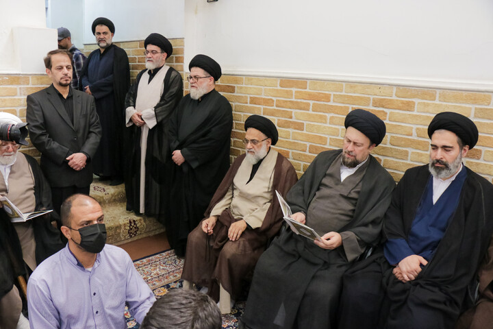 تصاویر/ حضور علما و شخصیت های حوزوی در دفتر مرحوم آیت‌الله العظمی شبیری زنجانی برای عرض تسلیت