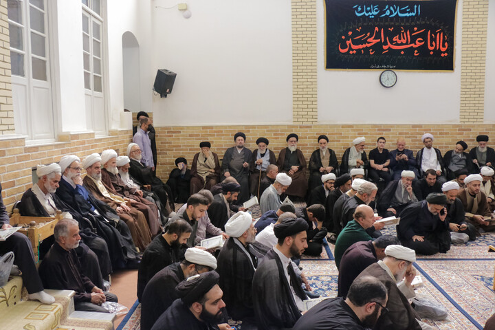تصاویر/ حضور علما و شخصیت های حوزوی در دفتر مرحوم آیت‌الله العظمی شبیری زنجانی برای عرض تسلیت