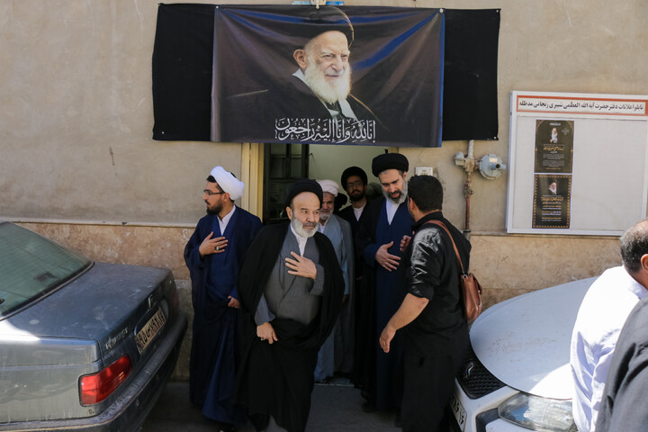 تصاویر/ حضور علما و شخصیت های حوزوی در دفتر مرحوم آیت‌الله العظمی شبیری زنجانی برای عرض تسلیت