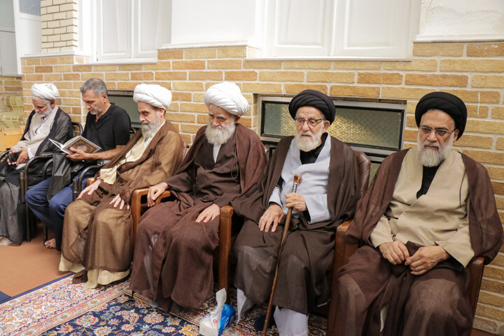 تصاویر/ حضور علما و شخصیت های حوزوی در دفتر مرحوم آیت‌الله العظمی شبیری زنجانی برای عرض تسلیت
