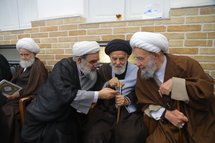 تصاویر / حضور علما و طلاب در بیت مرحوم آیت الله العظمی شبیری زنجانی