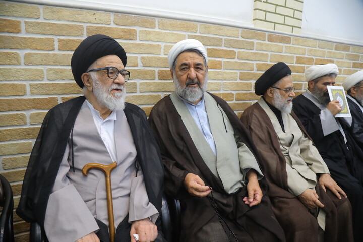 تصاویر / حضور علما و طلاب در بیت مرحوم آیت الله العظمی شبیری زنجانی