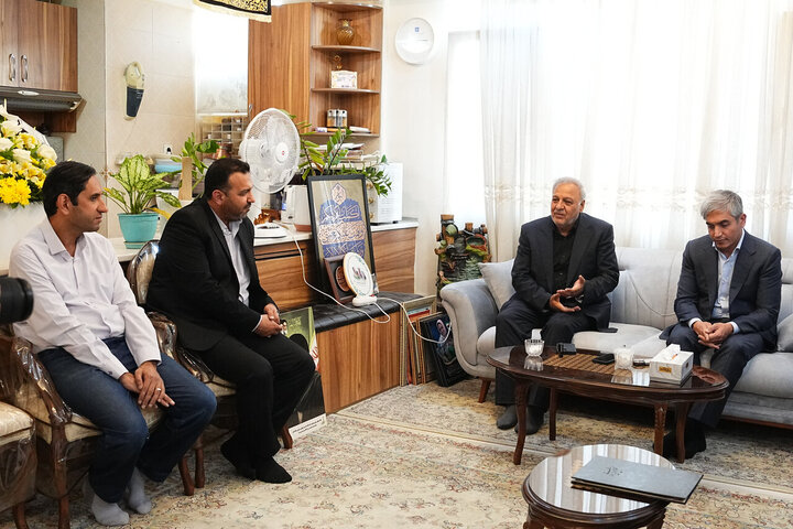 تصاویر/ دیدار نماینگان مجلس با خانواده شهید منصور عسگری
