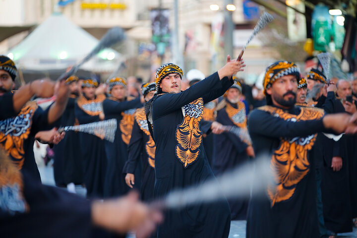 خدمت رسانی به زائران عزادار کریمه اهل بیت(س) در خیابان‌های اطراف حرم