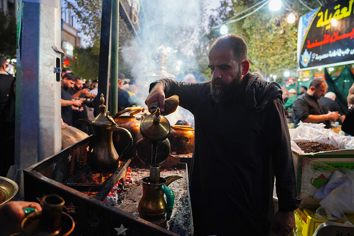 خدمت رسانی به زائران عزادار کریمه اهل بیت(س) در خیابان‌های اطراف حرم