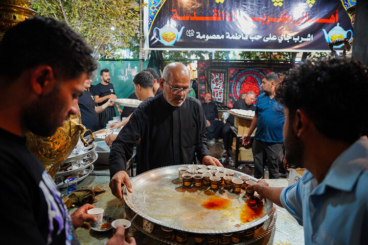 خدمت رسانی به زائران عزادار کریمه اهل بیت(س) در خیابان‌های اطراف حرم