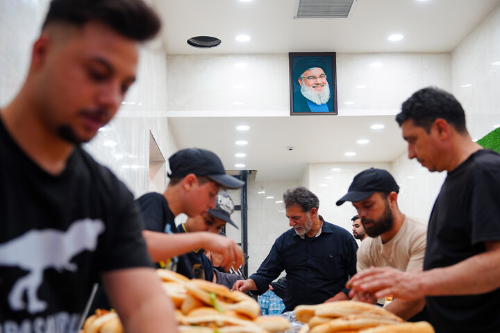خدمت رسانی به زائران عزادار کریمه اهل بیت(س) در خیابان‌های اطراف حرم