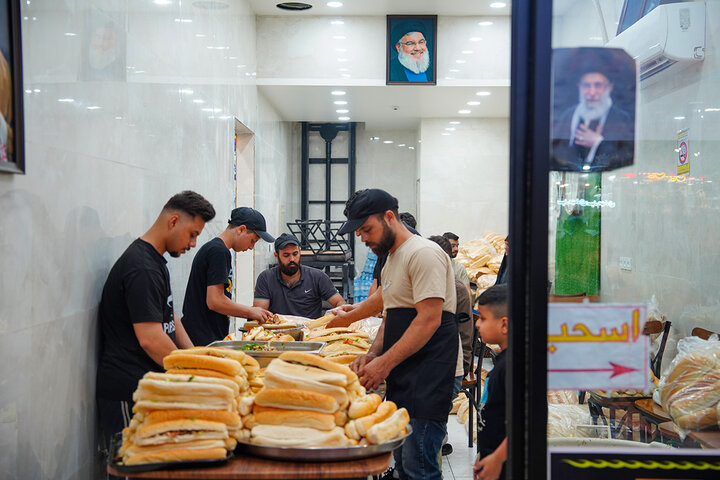 خدمت رسانی به زائران عزادار کریمه اهل بیت(س) در خیابان‌های اطراف حرم