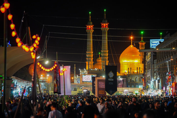 خدمت رسانی به زائران عزادار کریمه اهل بیت(س) در خیابان‌های اطراف حرم