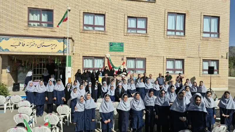 جشن «جوانهها» با حضور امام جمعه نطنز در دبیرستان فاطمیه برگزارشد