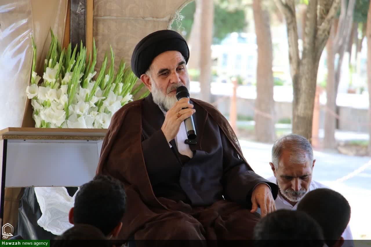 طلبگی یعنی انسان خود را وقف دین و امام زمان(عج) کند