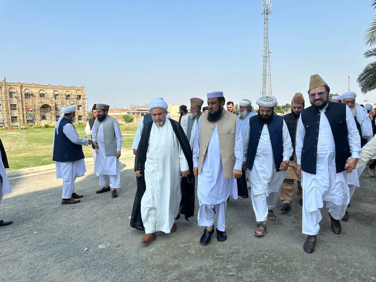 اکوڑہ خٹک؛ مختلف مکاتبِ فکر کے علماء کا جامعہ دارالعلوم حقانیہ کا دورہ