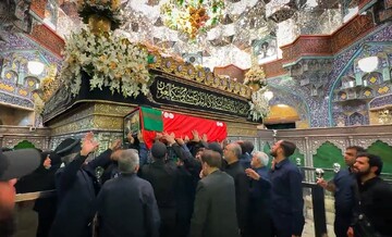 فیلم | طواف پیکر آیت‌الله العظمی شبیری زنجانی گرد ضریح مطهر حضرت فاطمه معصومه (س)