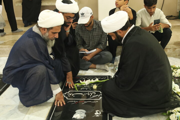 گزارش تصویری |تجدید میثاق طلاب و روحانیون اصفهان با شهدا در آغاز هفته دفاع مقدس