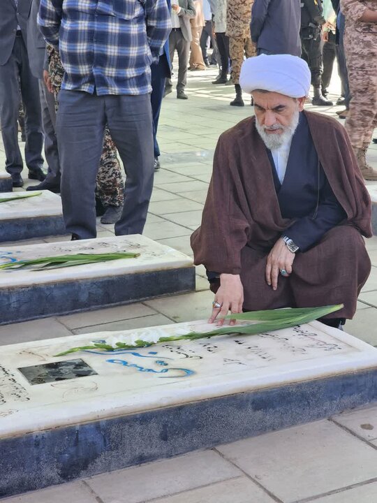 تصاویر / تجدید میثاق امام جمعه ومسئولین شهرستان بویین زهرا با شهدا