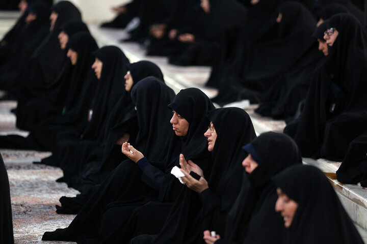 آیین خطبه‌خوانی خادمان حرم کریمه اهل بیت در شام رحلت ایشان