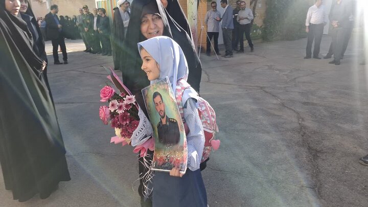 تصاویر/آغازسال تحصیلی جدید باهمراهی فرزندان دانش آموز شهداء درکاشان