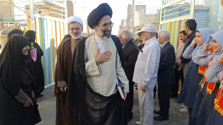 تصاویر/آغازسال تحصیلی جدید باهمراهی فرزندان دانش آموز شهداء درکاشان