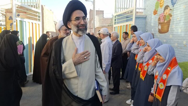 تصاویر/آغازسال تحصیلی جدید باهمراهی فرزندان دانش آموز شهداء درکاشان