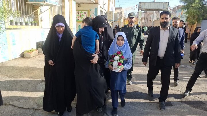 تصاویر/آغازسال تحصیلی جدید باهمراهی فرزندان دانش آموز شهداء درکاشان