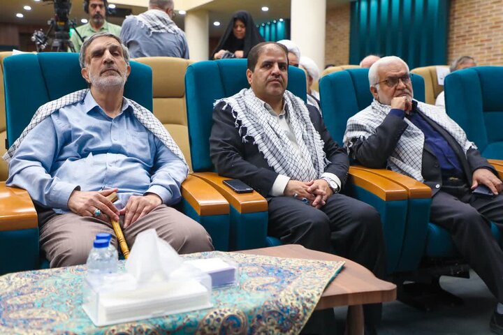 تصاویر/ رونمایی از 45 عنوان کتاب دفاع مقدس در یزد